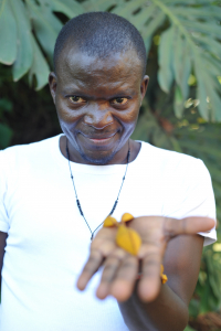 Juwelen maker die koperdraad recycleerd en zo zerowaste oorbellen creëert. duurzame juwelen etnische juwelen etische juwelen