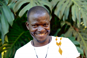 Juwelen maker die koperdraad recycleerd en zo zerowaste oorbellen creëert. duurzame juwelen etnische juwelen etische juwelen