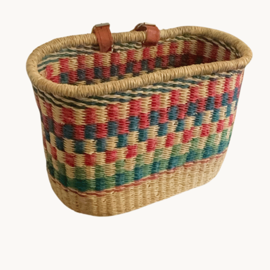 Stijlvolle Fietsmand - Handgemaakt en Uniek! Op zoek naar een handige fietsmand? Onze manden zijn de perfecte keuze! Met praktische leren riemen bevestig je ze snel en eenvoudig aan je stuur. Klaar voor een rit vol avontuur! Elk van onze manden is uniek, met de hand gevlochten door getalenteerde vakmensen in Ghana. Gemaakt van stevige natuurvezels, gaan ze lang mee en voegen ze een vleugje stijl toe aan je fiets. Eerlijk en Duurzaam Bij ons draait alles om kwaliteit en eerlijkheid. Onze manden komen uit een sociaal verantwoorde werkplaats waar ambachtslieden eerlijke lonen en goede werkomstandigheden hebben. Een bewuste keuze voor jouw fiets en de wereld!