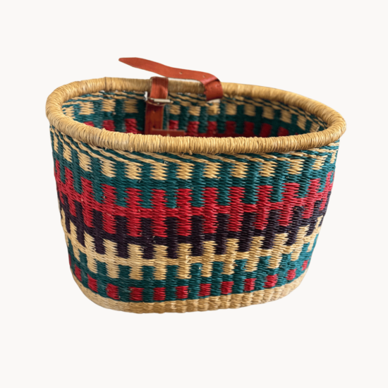 Stijlvolle Fietsmand - Handgemaakt en Uniek! Op zoek naar een handige fietsmand? Onze manden zijn de perfecte keuze! Met praktische leren riemen bevestig je ze snel en eenvoudig aan je stuur. Klaar voor een rit vol avontuur! Elk van onze manden is uniek, met de hand gevlochten door getalenteerde vakmensen in Ghana. Gemaakt van stevige natuurvezels, gaan ze lang mee en voegen ze een vleugje stijl toe aan je fiets. Eerlijk en Duurzaam Bij ons draait alles om kwaliteit en eerlijkheid. Onze manden komen uit een sociaal verantwoorde werkplaats waar ambachtslieden eerlijke lonen en goede werkomstandigheden hebben. Een bewuste keuze voor jouw fiets en de wereld!