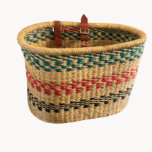 Stijlvolle Fietsmand - Handgemaakt en Uniek! Op zoek naar een handige fietsmand? Onze manden zijn de perfecte keuze! Met praktische leren riemen bevestig je ze snel en eenvoudig aan je stuur. Klaar voor een rit vol avontuur! Elk van onze manden is uniek, met de hand gevlochten door getalenteerde vakmensen in Ghana. Gemaakt van stevige natuurvezels, gaan ze lang mee en voegen ze een vleugje stijl toe aan je fiets. Eerlijk en Duurzaam Bij ons draait alles om kwaliteit en eerlijkheid. Onze manden komen uit een sociaal verantwoorde werkplaats waar ambachtslieden eerlijke lonen en goede werkomstandigheden hebben. Een bewuste keuze voor jouw fiets en de wereld!