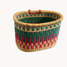 Stijlvolle Fietsmand - Handgemaakt en Uniek! Op zoek naar een handige fietsmand? Onze manden zijn de perfecte keuze! Met praktische leren riemen bevestig je ze snel en eenvoudig aan je stuur. Klaar voor een rit vol avontuur! Elk van onze manden is uniek, met de hand gevlochten door getalenteerde vakmensen in Ghana. Gemaakt van stevige natuurvezels, gaan ze lang mee en voegen ze een vleugje stijl toe aan je fiets. Eerlijk en Duurzaam Bij ons draait alles om kwaliteit en eerlijkheid. Onze manden komen uit een sociaal verantwoorde werkplaats waar ambachtslieden eerlijke lonen en goede werkomstandigheden hebben. Een bewuste keuze voor jouw fiets en de wereld!