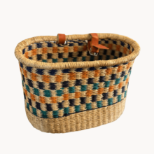 Stijlvolle Fietsmand - Handgemaakt en Uniek! Op zoek naar een handige fietsmand? Onze manden zijn de perfecte keuze! Met praktische leren riemen bevestig je ze snel en eenvoudig aan je stuur. Klaar voor een rit vol avontuur! Elk van onze manden is uniek, met de hand gevlochten door getalenteerde vakmensen in Ghana. Gemaakt van stevige natuurvezels, gaan ze lang mee en voegen ze een vleugje stijl toe aan je fiets. Eerlijk en Duurzaam Bij ons draait alles om kwaliteit en eerlijkheid. Onze manden komen uit een sociaal verantwoorde werkplaats waar ambachtslieden eerlijke lonen en goede werkomstandigheden hebben. Een bewuste keuze voor jouw fiets en de wereld!