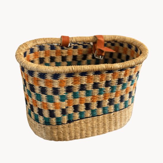 Stijlvolle Fietsmand - Handgemaakt en Uniek! Op zoek naar een handige fietsmand? Onze manden zijn de perfecte keuze! Met praktische leren riemen bevestig je ze snel en eenvoudig aan je stuur. Klaar voor een rit vol avontuur! Elk van onze manden is uniek, met de hand gevlochten door getalenteerde vakmensen in Ghana. Gemaakt van stevige natuurvezels, gaan ze lang mee en voegen ze een vleugje stijl toe aan je fiets. Eerlijk en Duurzaam Bij ons draait alles om kwaliteit en eerlijkheid. Onze manden komen uit een sociaal verantwoorde werkplaats waar ambachtslieden eerlijke lonen en goede werkomstandigheden hebben. Een bewuste keuze voor jouw fiets en de wereld!